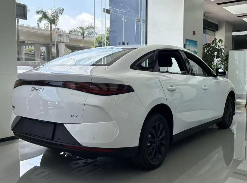BYD e7